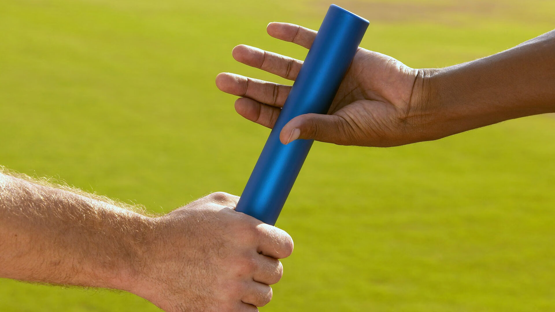 教师节校园接力赛 各系老师共同完成操场100圈挑战